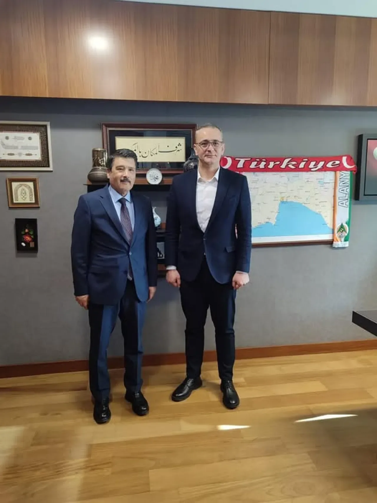 AK Parti Antalya Milletvekili Kemal Çelik, Basın İlan Kurumu Bölge Müdürü'nü Ağırladı AK Parti Antalya Milletvekili Kemal Çelik, Basın İlan Kurumu Bölge Müdürü'nü Ağırladı