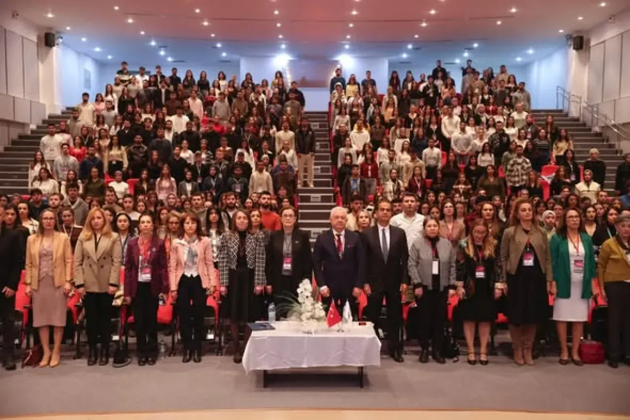 Kırılgan Gruplarda Aile Hemşireliği Sempozyumu İzmir'de Gerçekleşti Kırılgan Gruplarda Aile Hemşireliği Sempozyumu İzmir'de Gerçekleşti