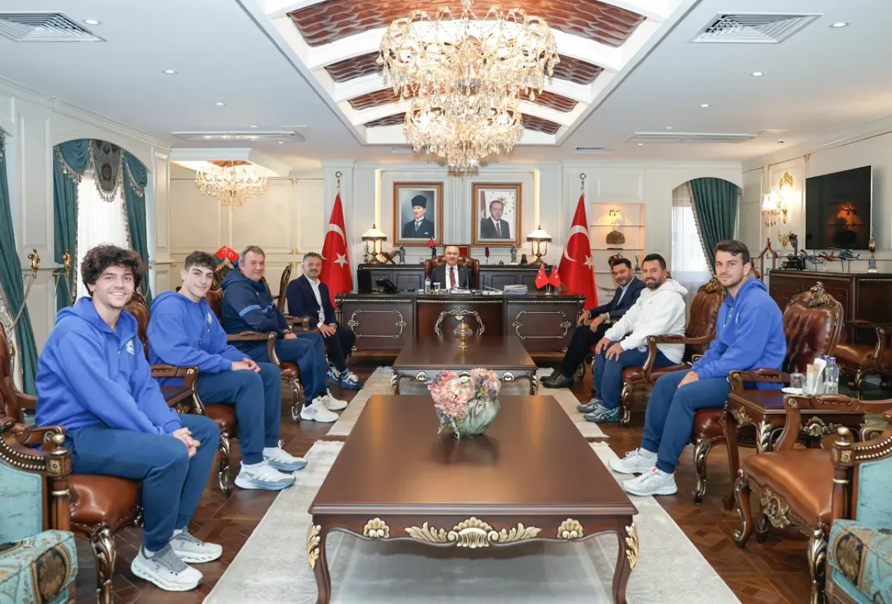 Adana Valisi, Başarılı Tenisçileri ve Kulüp Yetkililerini Kabul Etti Adana Valisi, Başarılı Tenisçileri ve Kulüp Yetkililerini Kabul Etti