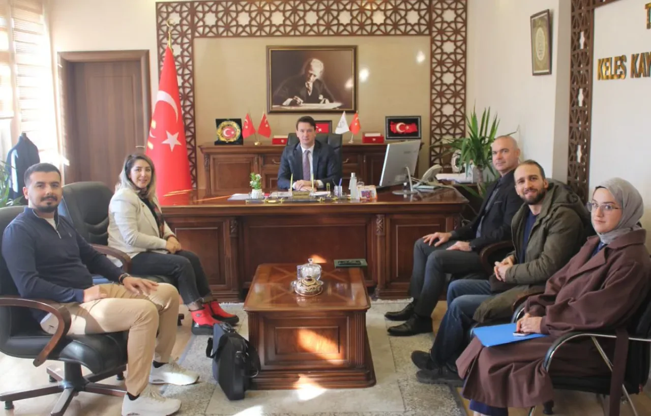 Keles ve Orhaneli'nden Kaymakamlık Ziyareti: Eğitim ve Kalkınma İş Birliği Keles ve Orhaneli'nden Kaymakamlık Ziyareti: Eğitim ve Kalkınma İş Birliği