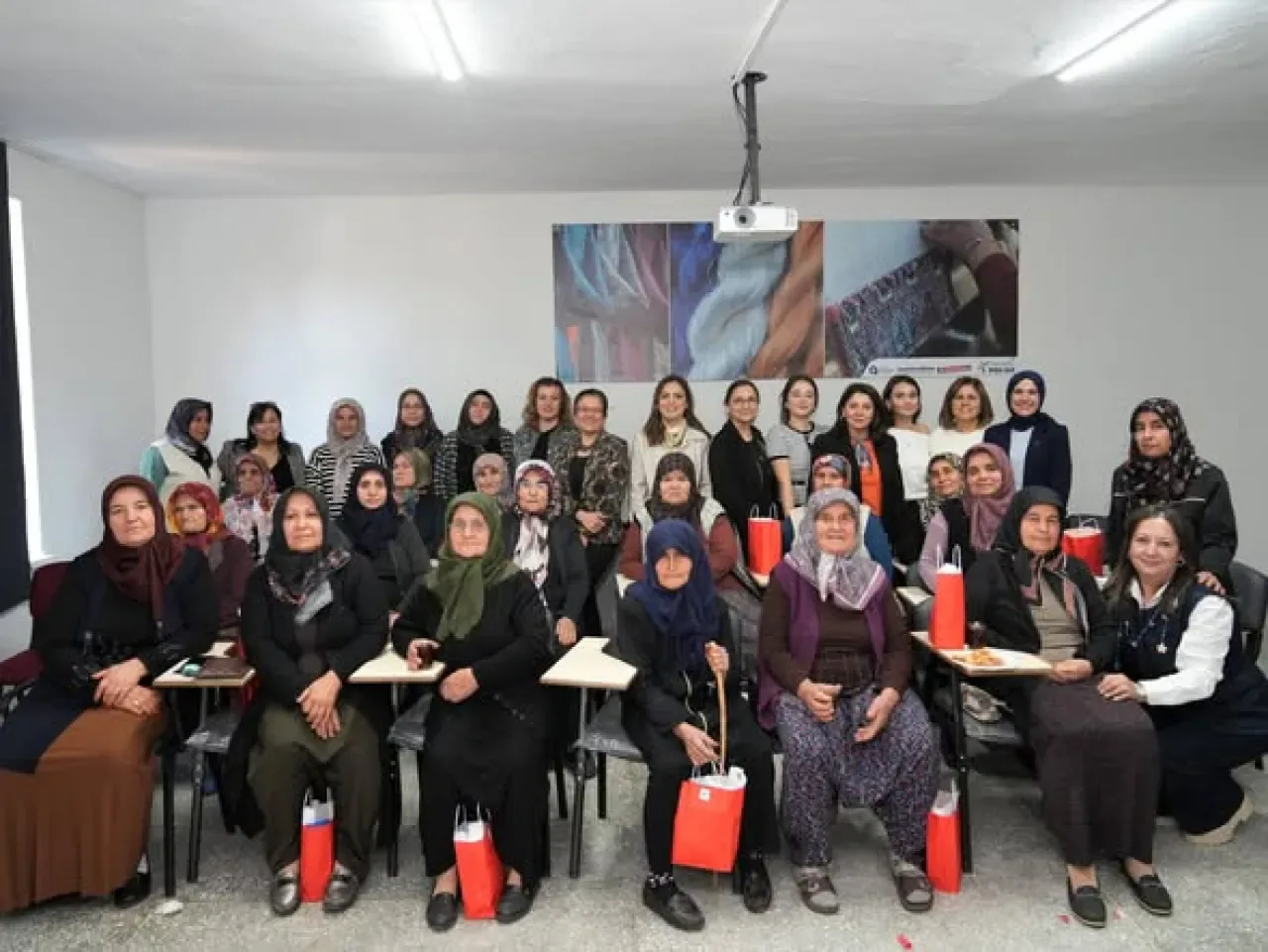 Alanya'da "Kadın Kadına Söyleşi" Etkinliği ile Farkındalık Yaratıldı Alanya'da "Kadın Kadına Söyleşi" Etkinliği ile Farkındalık Yaratıldı
