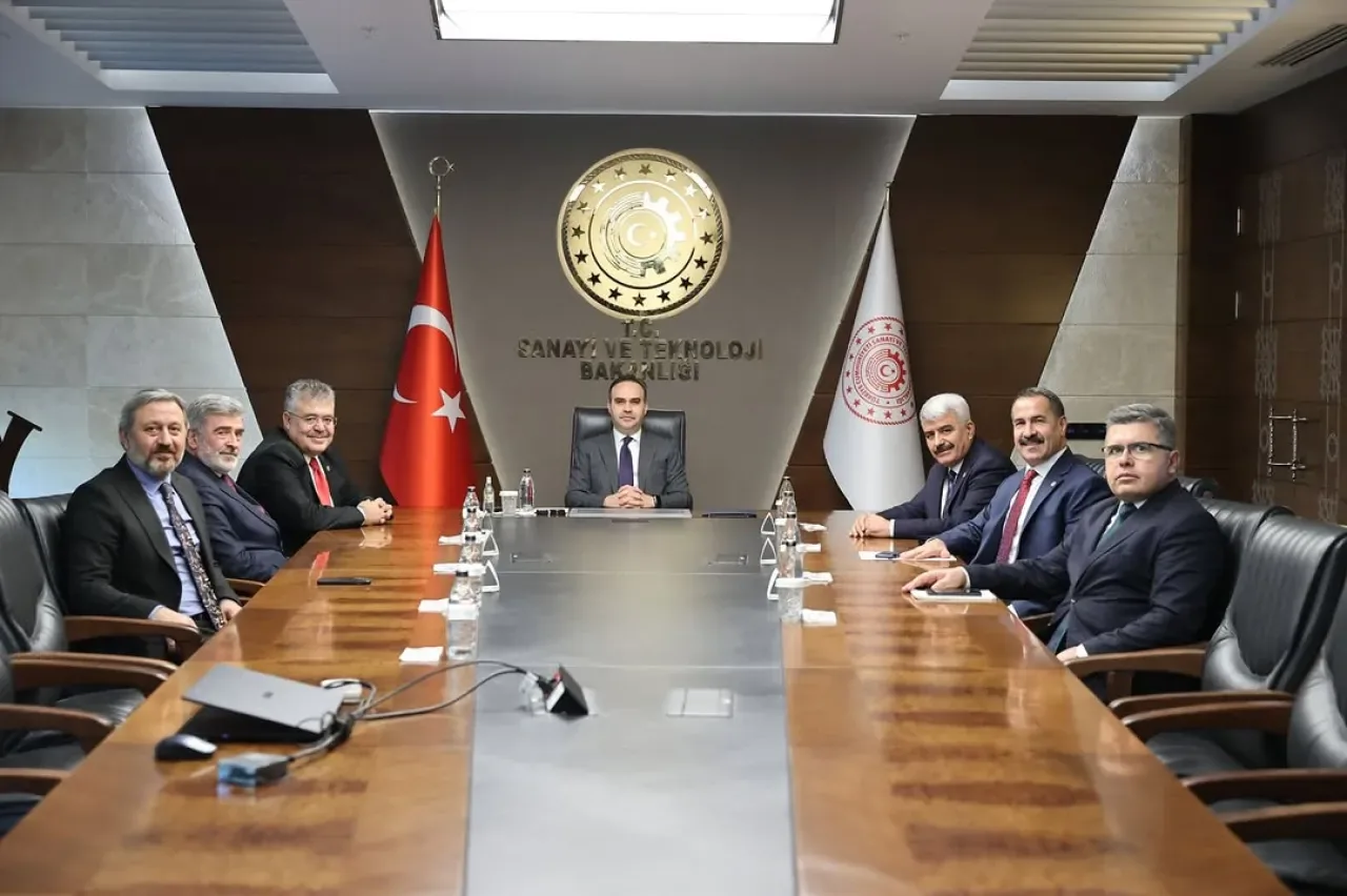 AK Partili Hülagü'den Sanayi ve Teknoloji Bakanı Kacır'a Kocaeli Ziyareti AK Partili Hülagü'den Sanayi ve Teknoloji Bakanı Kacır'a Kocaeli Ziyareti