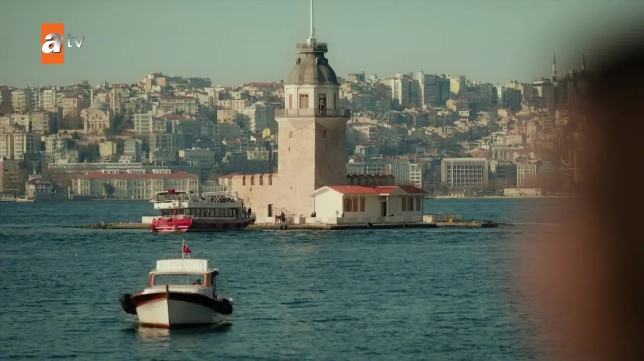 Abi Aile Bir İmtihandır Dizisi: Kenan İmirzalıoğlu ve Afra Saraçoğlu Başrolde Abi Aile Bir İmtihandır Dizisi: Kenan İmirzalıoğlu ve Afra Saraçoğlu Başrolde