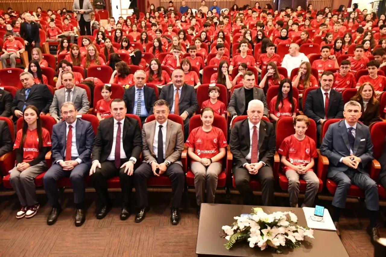 Pendik'te "Spor Şehri İstanbul" Projesi Kapsamında Milli Forma Dağıtım Töreni Pendik'te "Spor Şehri İstanbul" Projesi Kapsamında Milli Forma Dağıtım Töreni