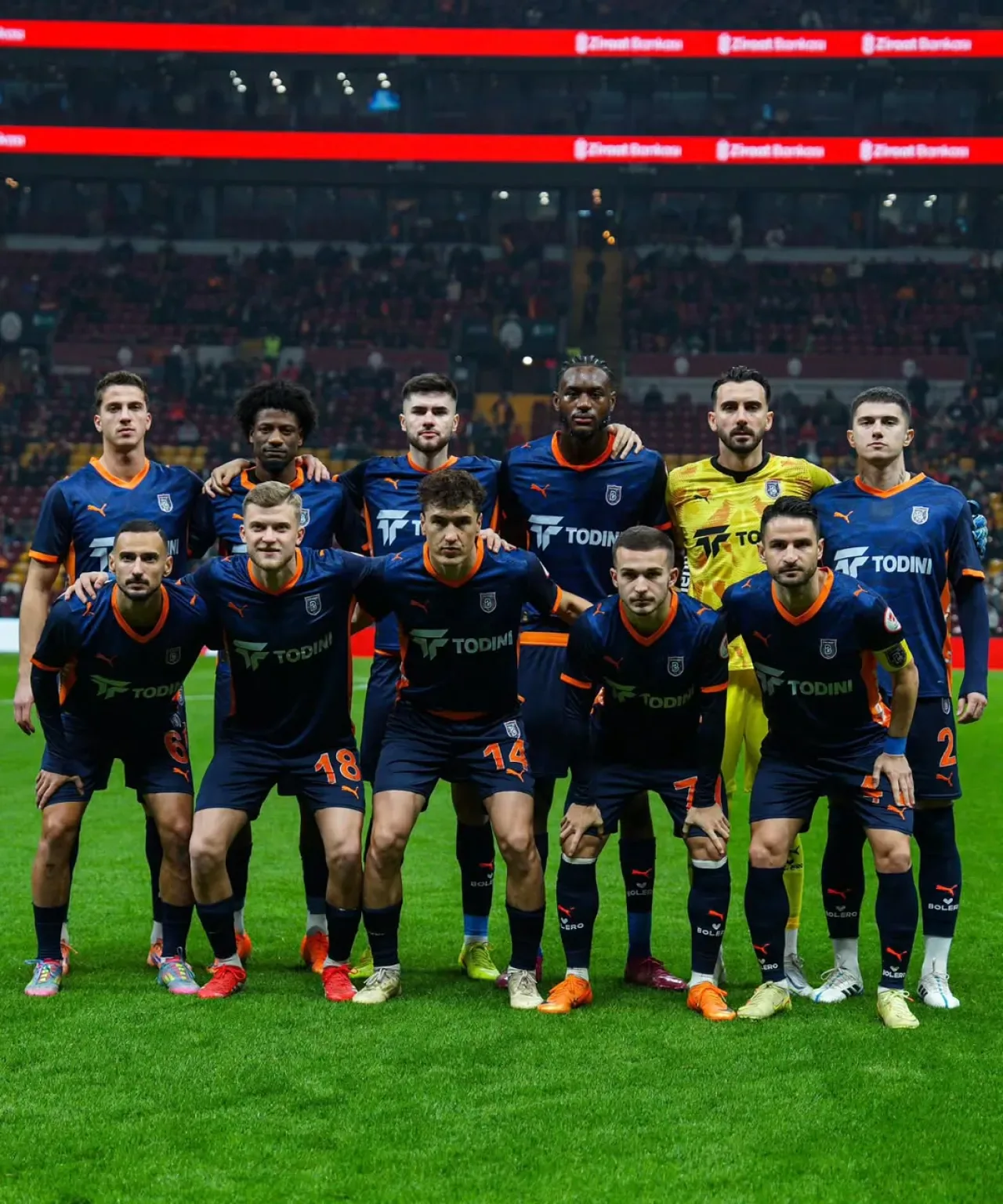 Başakşehir ve Galatasaray'dan Kritik Karşılaşma: İlk Yarı Sona Erdi Başakşehir ve Galatasaray'dan Kritik Karşılaşma: İlk Yarı Sona Erdi