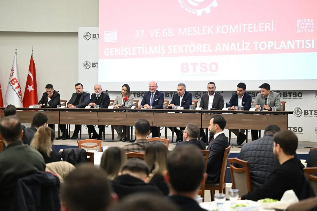 Bursa'da Otomotiv Sektörünün Sorunları ve Çözüm Arayışları Masaya Yatırıldı Bursa'da Otomotiv Sektörünün Sorunları ve Çözüm Arayışları Masaya Yatırıldı