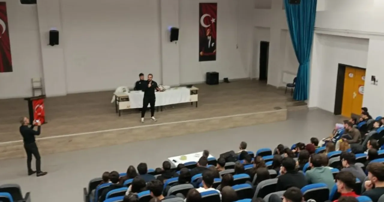 Bayrampaşa'da Gençler, Dünya Şampiyonu Emre İpek ile Buluştu Bayrampaşa'da Gençler, Dünya Şampiyonu Emre İpek ile Buluştu