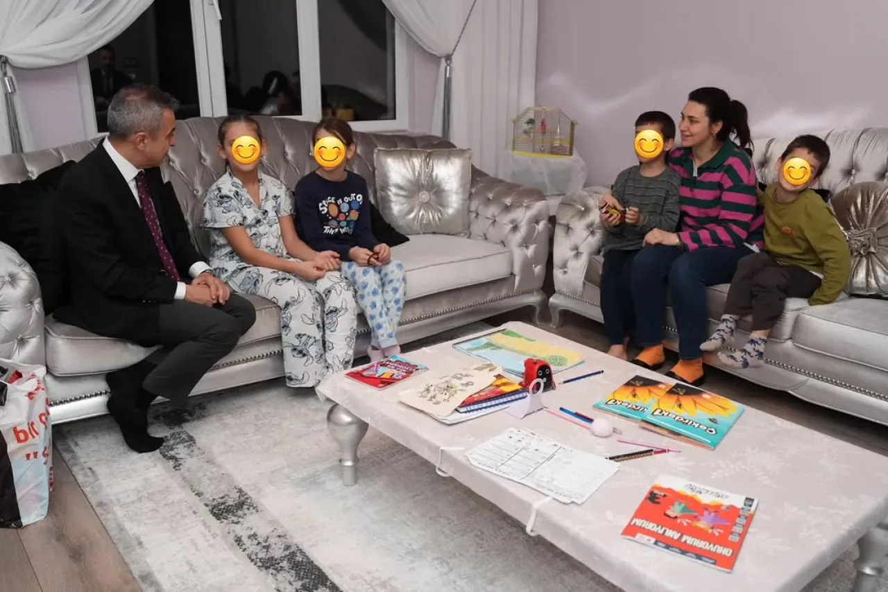 Beyoğlu'nda "Ailemizİstanbul" Projesi Kapsamında Hanelere Ziyaret Beyoğlu'nda "Ailemizİstanbul" Projesi Kapsamında Hanelere Ziyaret