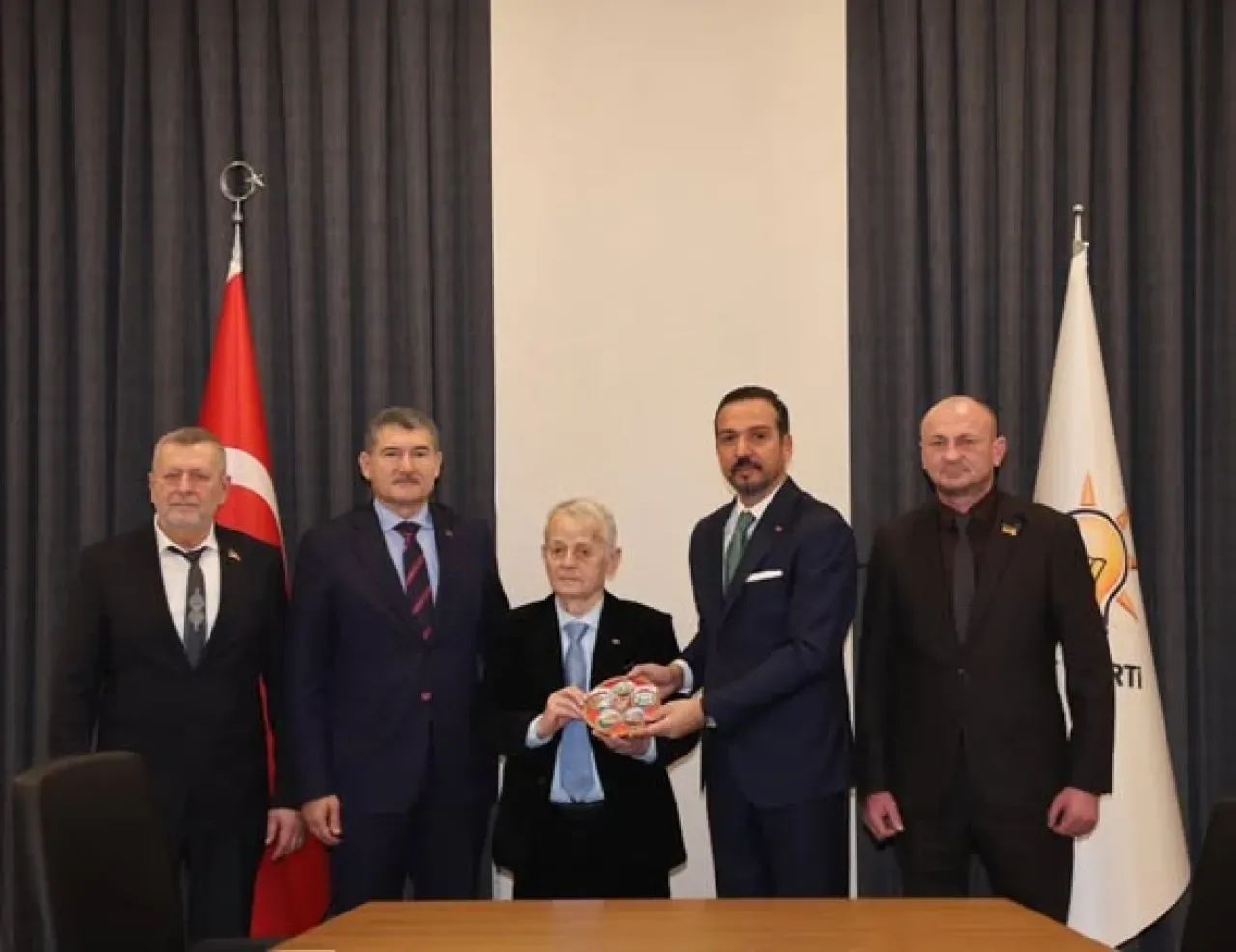 İYİ Parti'de Ukrayna Heyeti ile Kırım Tatar Lideri Görüşmesi İYİ Parti'de Ukrayna Heyeti ile Kırım Tatar Lideri Görüşmesi