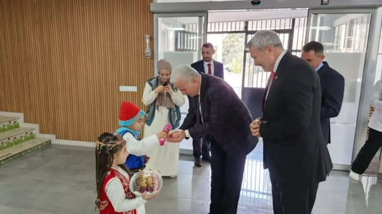 Antalya'da Minik Öğrenciler Yerli Malı Haftası'nı Kutladı Antalya'da Minik Öğrenciler Yerli Malı Haftası'nı Kutladı