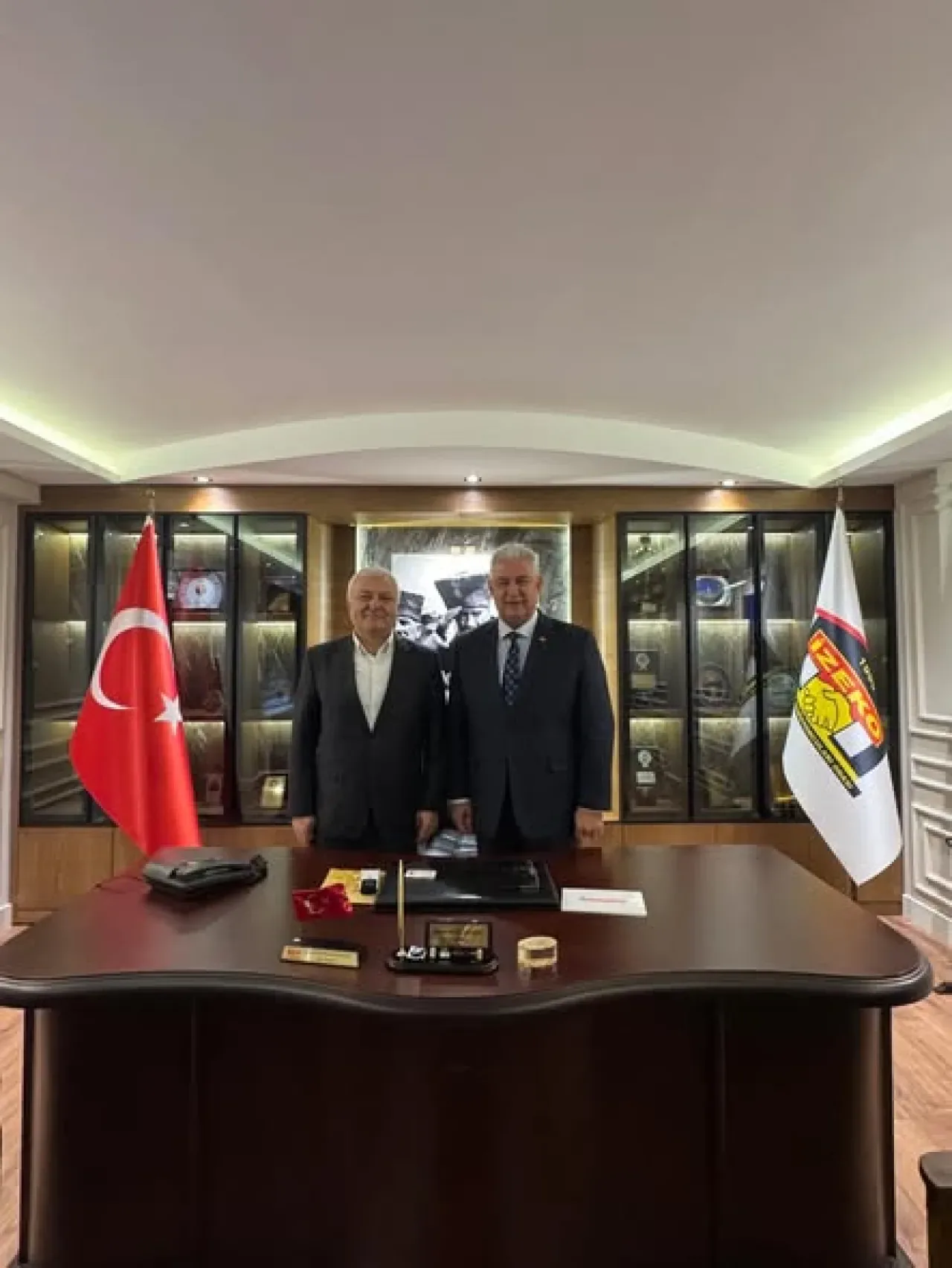 Tuncay Özkan, İzmir Emlak Odası Başkanı ile Görüştü Tuncay Özkan, İzmir Emlak Odası Başkanı ile Görüştü