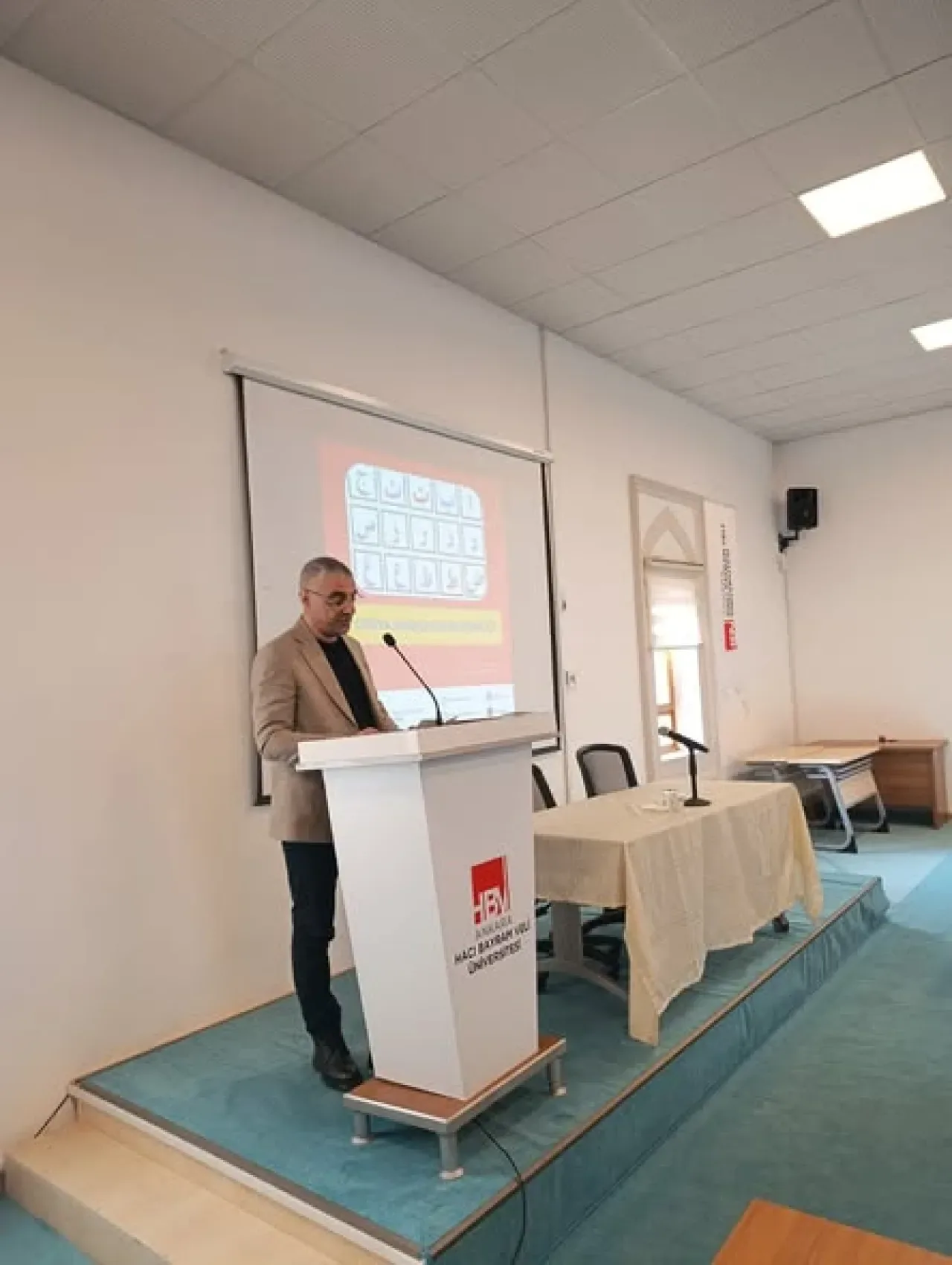AHBVÜ İlahiyat Fakültesi'nde Dünya Arapça Günü Coşkusu AHBVÜ İlahiyat Fakültesi'nde Dünya Arapça Günü Coşkusu