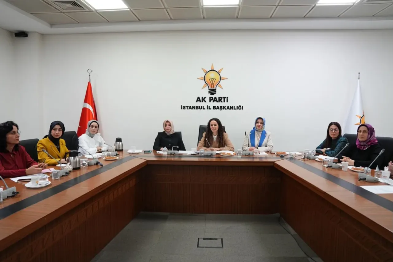 AK Parti Ataşehir Kadın Kolları Sosyal Politikalar Toplantısı Düzenledi AK Parti Ataşehir Kadın Kolları Sosyal Politikalar Toplantısı Düzenledi