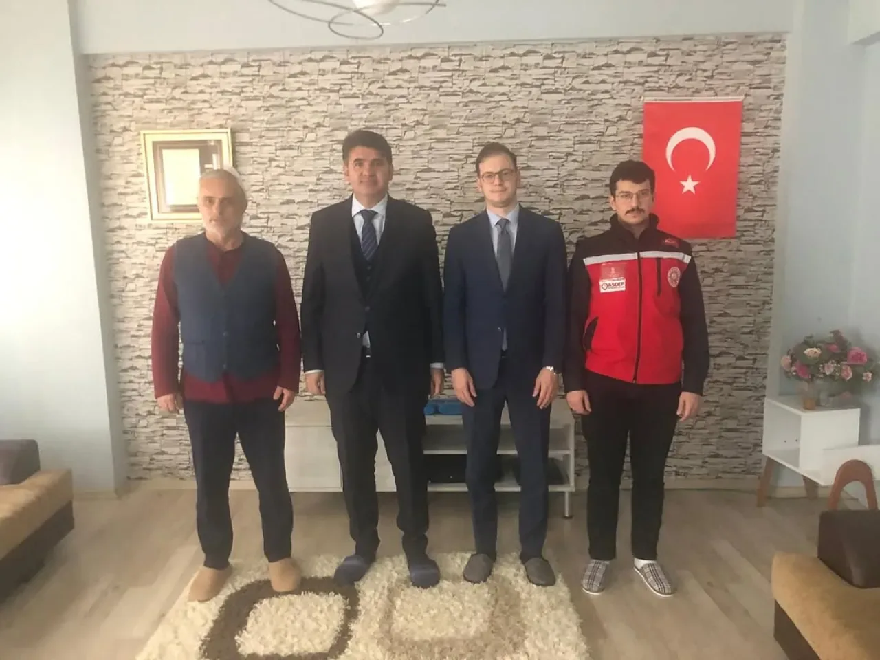 Sarıyer'de 15 Temmuz Gazisi Gürsel Erdem'e Kaymakam Ziyareti Sarıyer'de 15 Temmuz Gazisi Gürsel Erdem'e Kaymakam Ziyareti