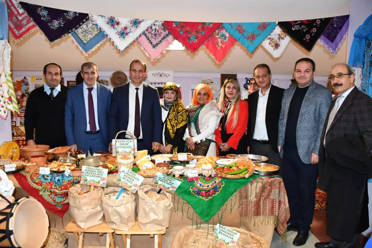 Başiskele'de Tutum Yatırım ve Türk Malları Haftası Coşkuyla Kutlandı Başiskele'de Tutum Yatırım ve Türk Malları Haftası Coşkuyla Kutlandı