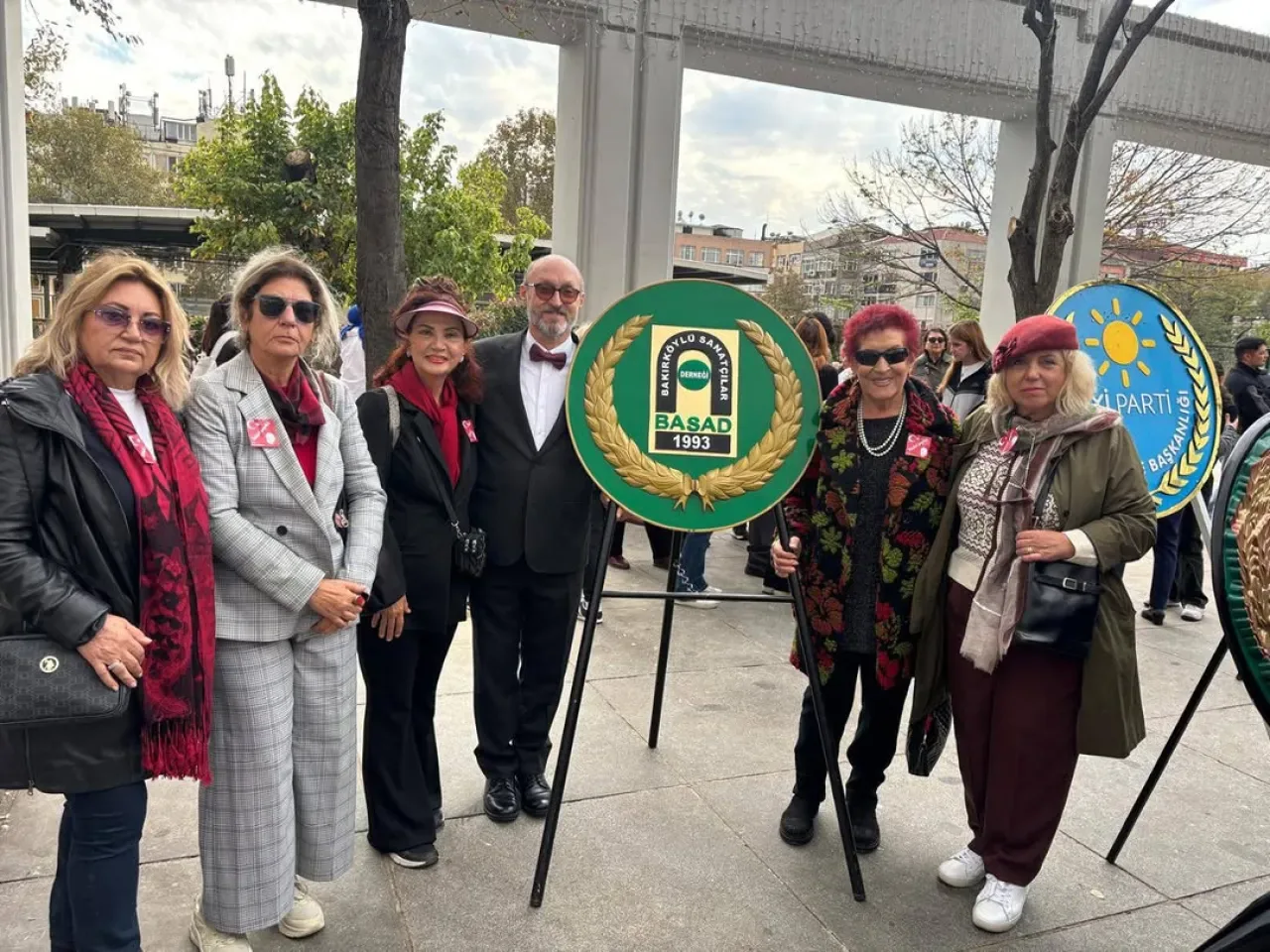 Bakırköylü Sanatçılar Derneği'nden 29 Ekim Cumhuriyet Bayramı'nda Anıta Çelenk Bakırköylü Sanatçılar Derneği'nden 29 Ekim Cumhuriyet Bayramı'nda Anıta Çelenk