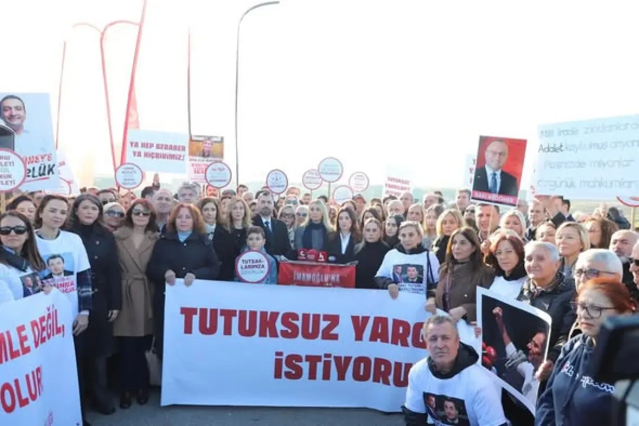CHP'li Aileler Silivri'de Tutuklu Yakınları İçin Bir Araya Geldi CHP'li Aileler Silivri'de Tutuklu Yakınları İçin Bir Araya Geldi