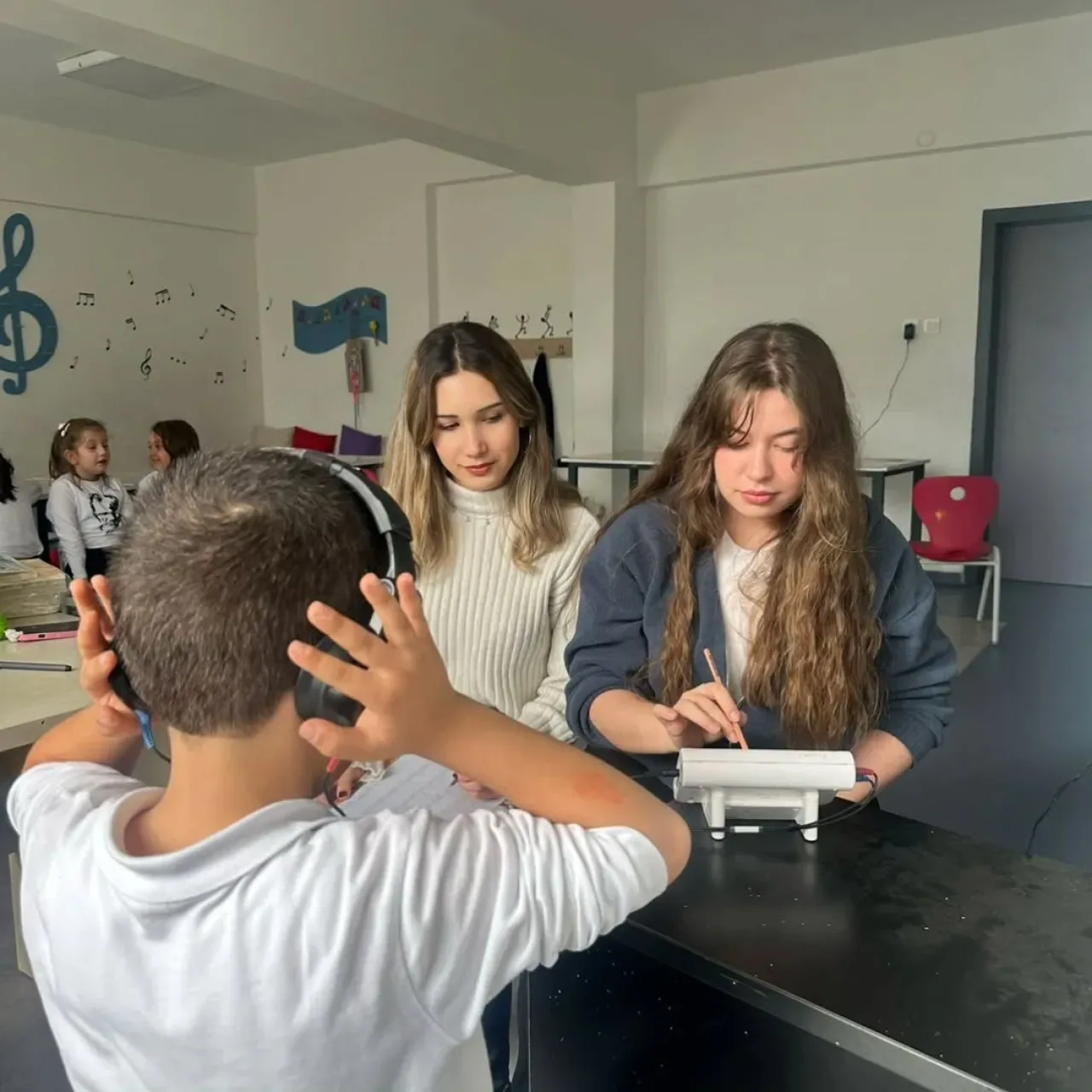 İlköğretim Çağındaki Çocuklar İçin İşitme Tarama Programı Devam Ediyor İlköğretim Çağındaki Çocuklar İçin İşitme Tarama Programı Devam Ediyor