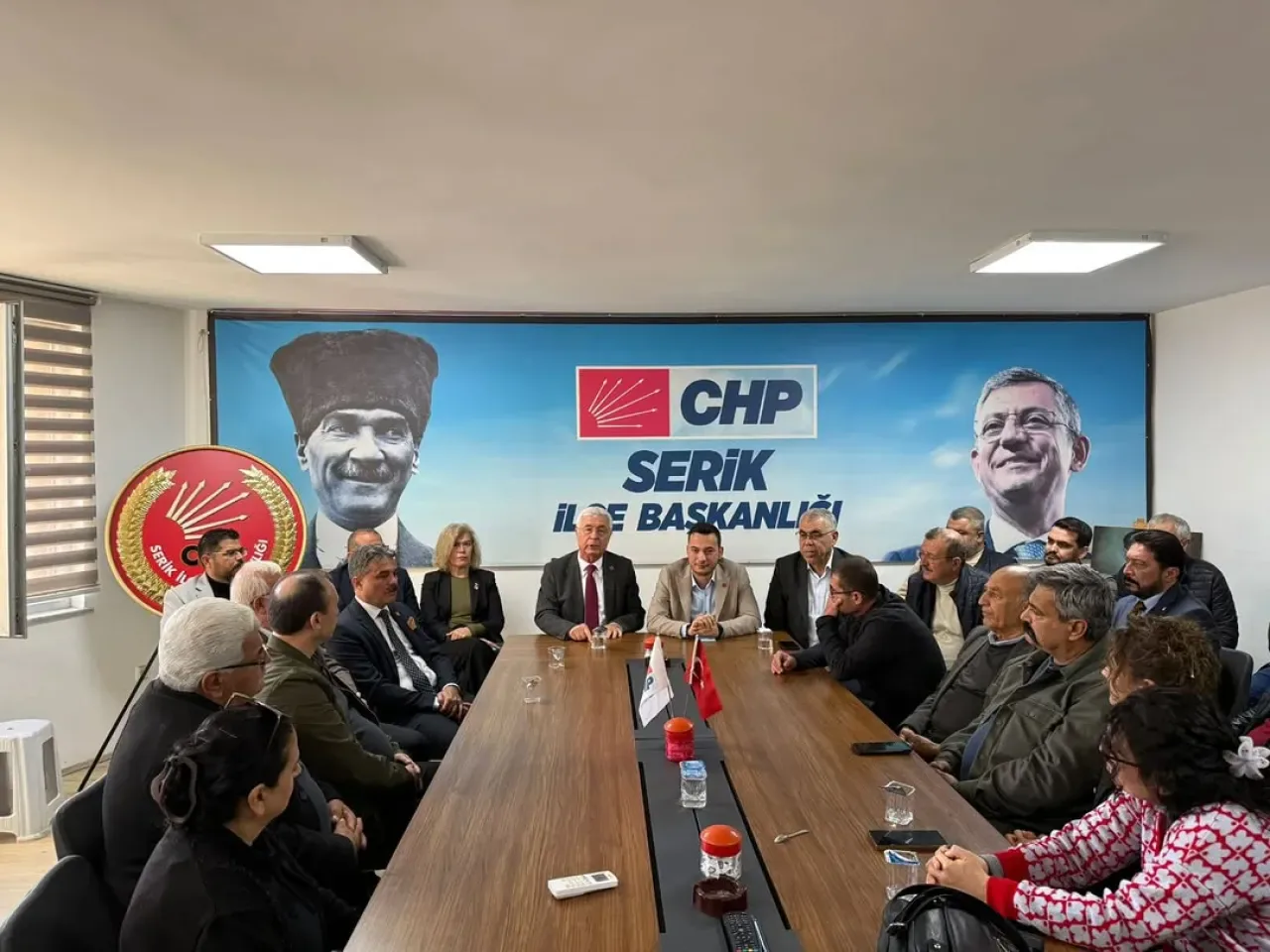 CHP Antalya İl Başkanı Nail Kamacı, Serik'te Parti Yöneticileriyle Buluştu CHP Antalya İl Başkanı Nail Kamacı, Serik'te Parti Yöneticileriyle Buluştu