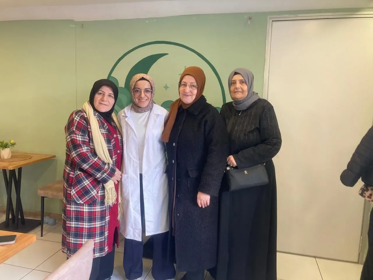 Pendik'te Kadın Esnafların Yanında: AK Kadın Ziyaretleri Sürüyor Pendik'te Kadın Esnafların Yanında: AK Kadın Ziyaretleri Sürüyor