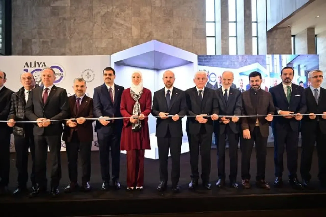 Aliya İzzetbegoviç Anılıyor: "Aliya 100 Yaşında" Sergisi İzmir'de Açıldı Aliya İzzetbegoviç Anılıyor: "Aliya 100 Yaşında" Sergisi İzmir'de Açıldı