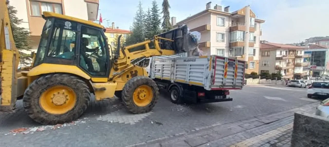 Pursaklar'da Temizlik Çalışmaları Tüm Hızıyla Sürüyor Pursaklar'da Temizlik Çalışmaları Tüm Hızıyla Sürüyor