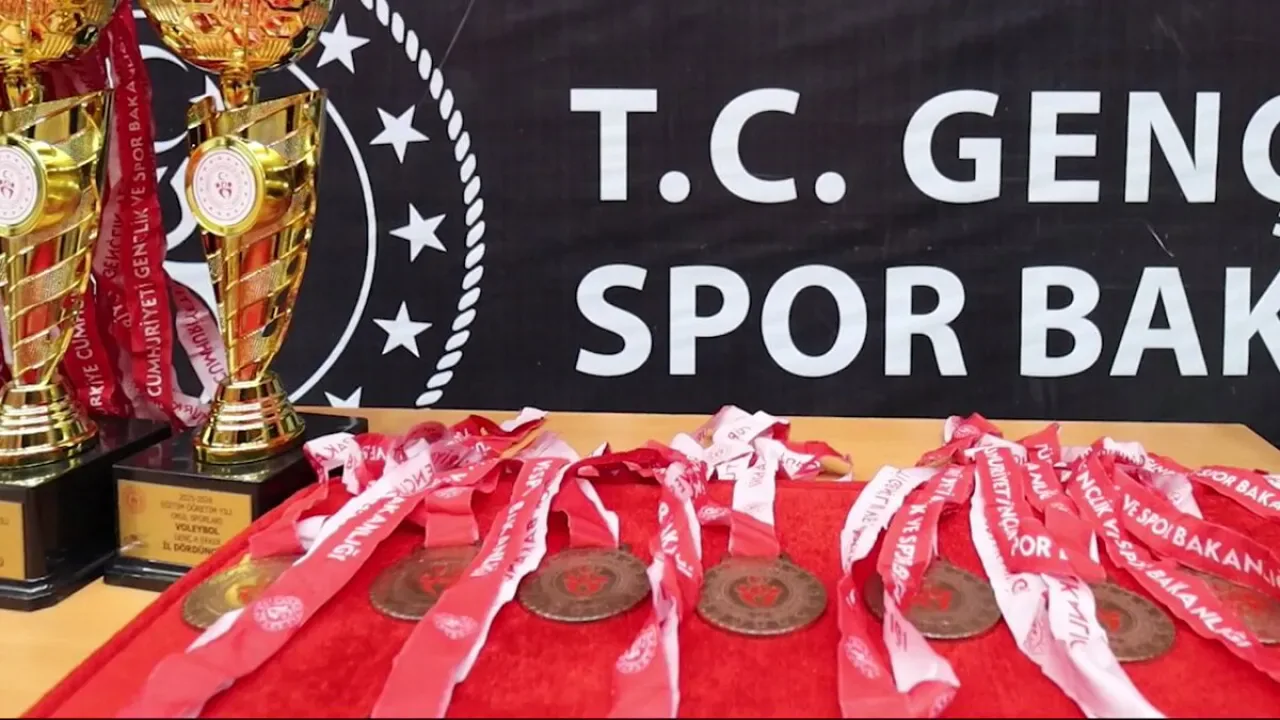 Adana'da Okullar Arası Voleybol Genç Erkekler İl Birinciliği Yarışması Sona Erdi Adana'da Okullar Arası Voleybol Genç Erkekler İl Birinciliği Yarışması Sona Erdi