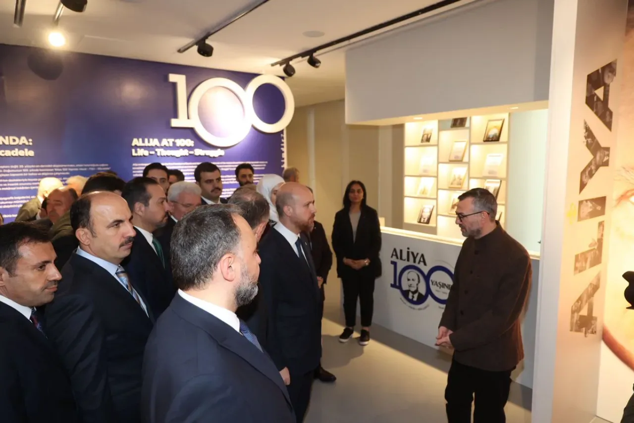 Aliya İzetbegoviç'in 100. Doğum Yılı Anısına Anlamlı Sergi Açıldı Aliya İzetbegoviç'in 100. Doğum Yılı Anısına Anlamlı Sergi Açıldı