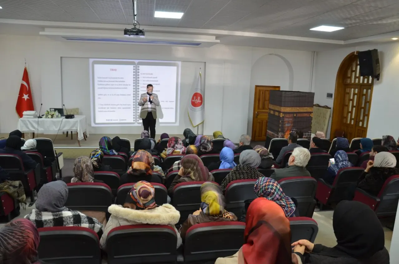 Konya'da Umreye Hazırlık Semineri Düzenlendi Konya'da Umreye Hazırlık Semineri Düzenlendi