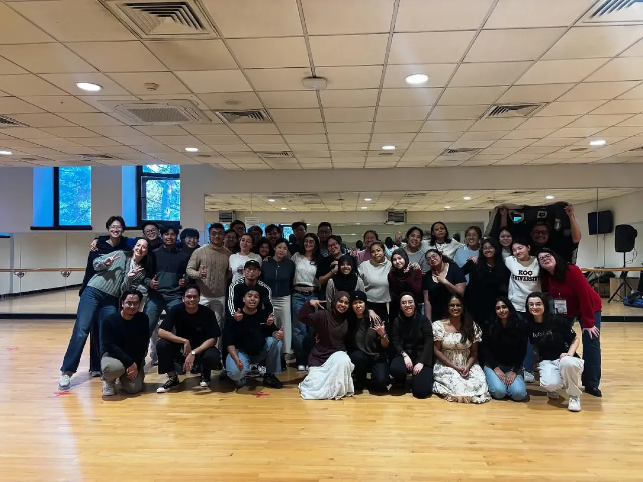 Koç Üniversitesi'nde Singapurlu Öğrenciler İçin Türk Halk Oyunları Atölyesi Düzenlendi Koç Üniversitesi'nde Singapurlu Öğrenciler İçin Türk Halk Oyunları Atölyesi Düzenlendi