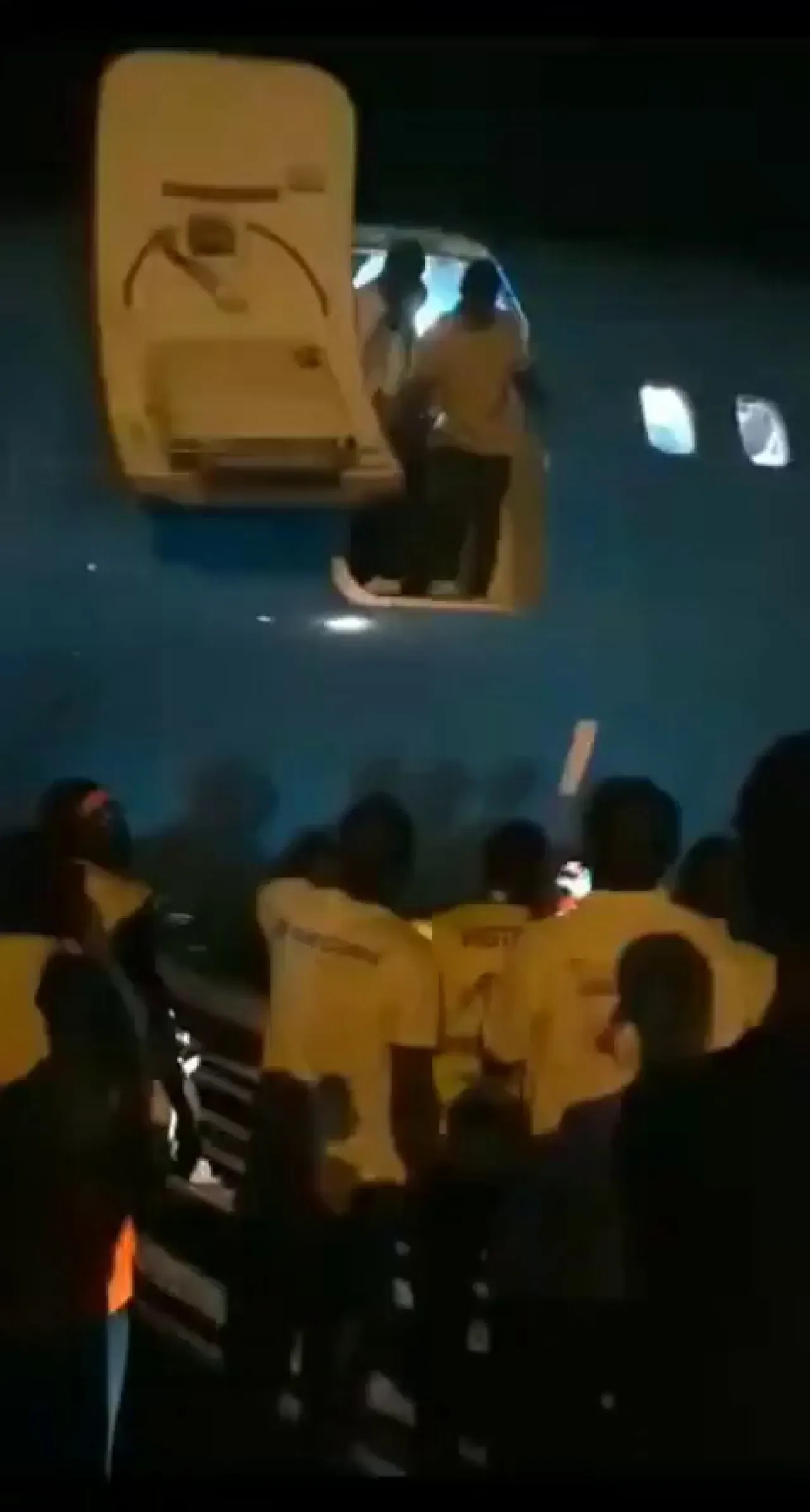 Kongo'da Uçaktan Atlayarak İnen Yolcular: Kindu Havalimanı'nda Yaşanan İlginç Olay Kongo'da Uçaktan Atlayarak İnen Yolcular: Kindu Havalimanı'nda Yaşanan İlginç Olay