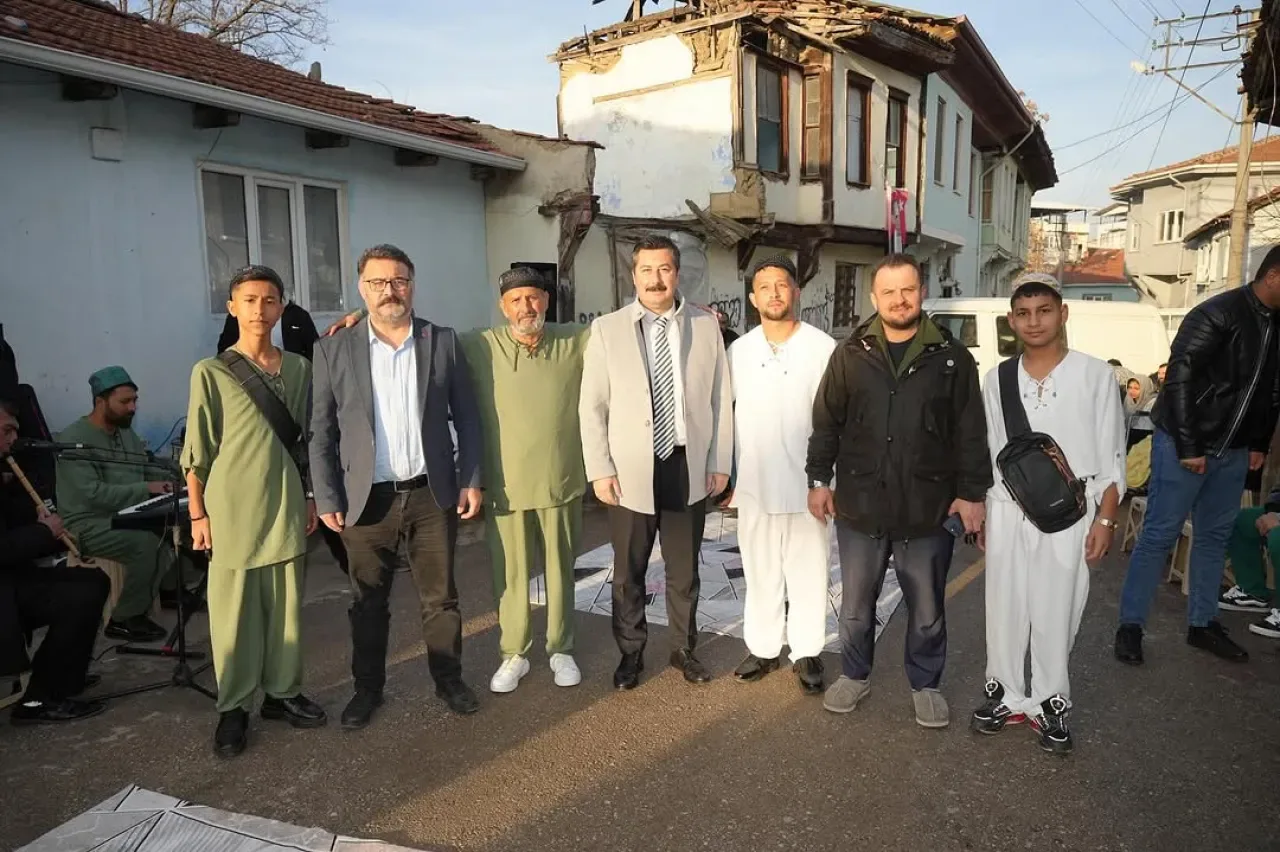 Bursa Yenişehir Belediye Başkanı Ercan Özel, Abiş Ailesinin Umre Mevlidi'ne Katıldı Bursa Yenişehir Belediye Başkanı Ercan Özel, Abiş Ailesinin Umre Mevlidi'ne Katıldı