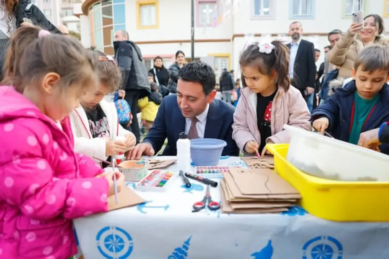 Bayraklı'da Minikler Bilim, Sanat ve Kültürle Buluştu Bayraklı'da Minikler Bilim, Sanat ve Kültürle Buluştu