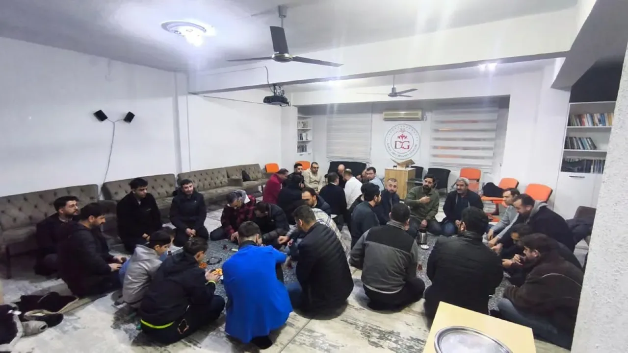 Karacabey'de Esnaf Sohbetleri Perşembe Akşamları Gençlik Merkezi'nde Karacabey'de Esnaf Sohbetleri Perşembe Akşamları Gençlik Merkezi'nde
