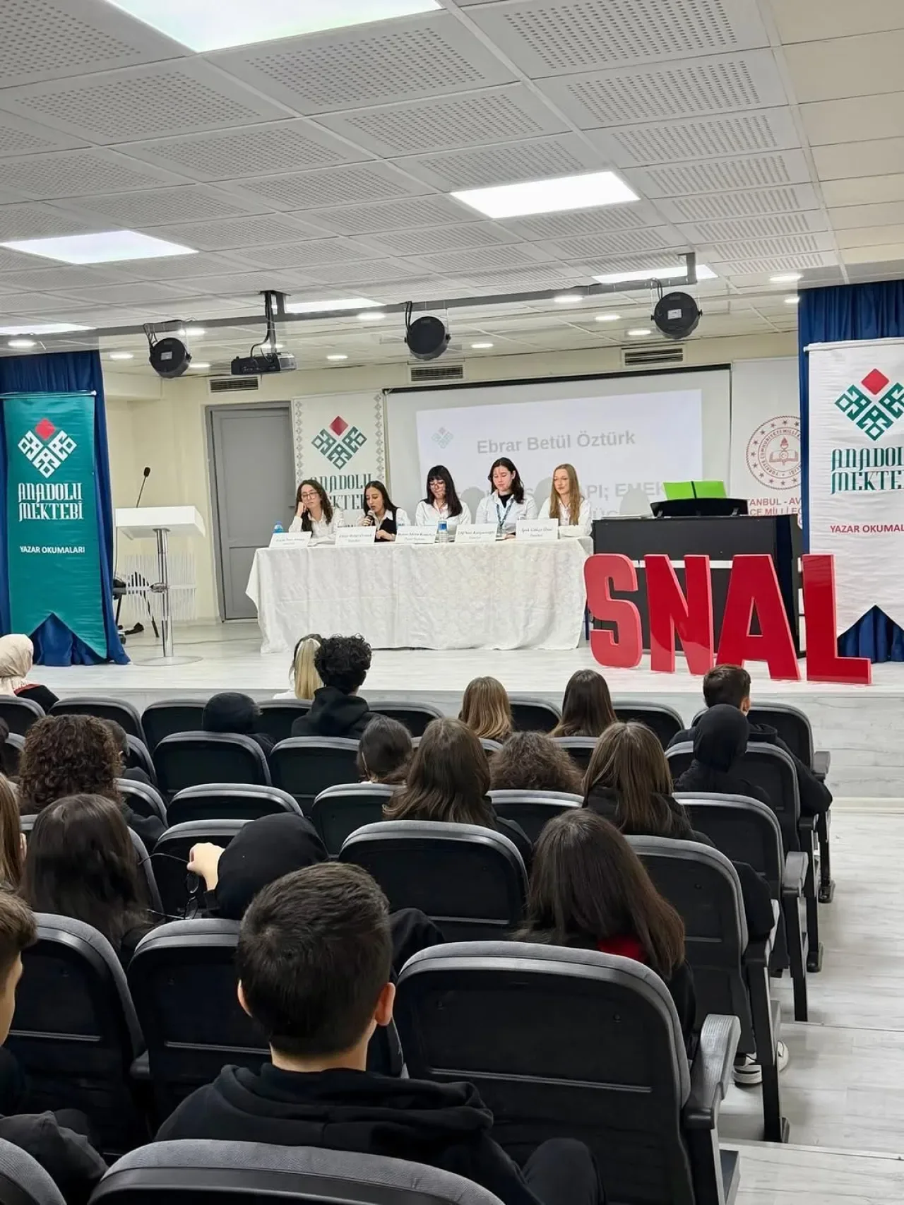 Avcılar'da Anadolu Mektebi Yazar Okumaları Panelleri Düzenlendi Avcılar'da Anadolu Mektebi Yazar Okumaları Panelleri Düzenlendi