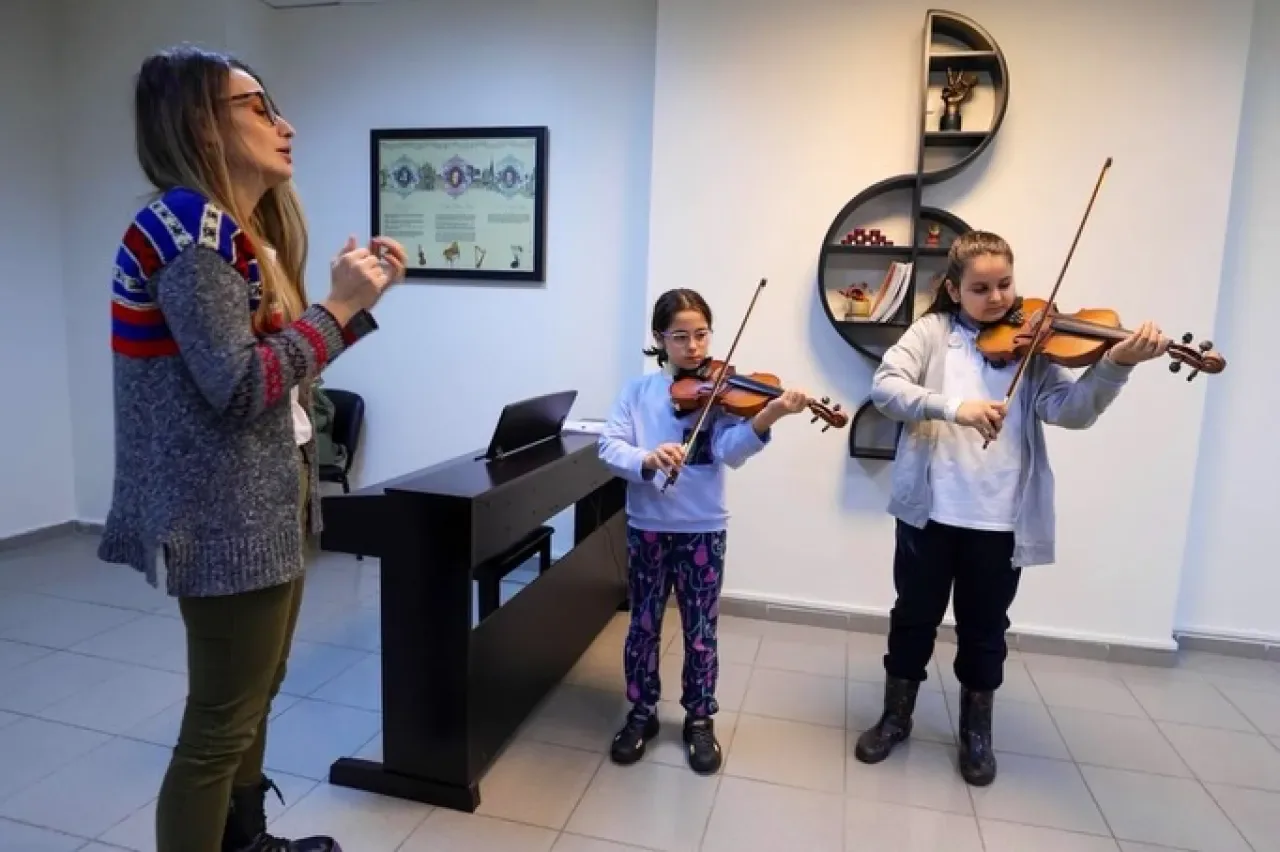 Ümraniye'de Müzik Ateşi Yanıyor: Her Yaşa Özel Enstrüman Eğitimleri Ümraniye'de Müzik Ateşi Yanıyor: Her Yaşa Özel Enstrüman Eğitimleri