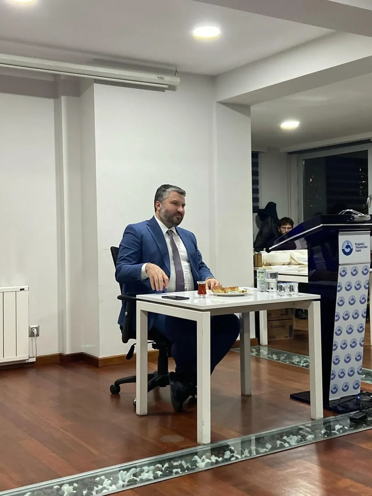 Boğaziçi Yöneticiler Vakfı'nda Sanayi ve Teknoloji Bakan Yardımcısı Oruç Baba İnan ile Söyleşi Boğaziçi Yöneticiler Vakfı'nda Sanayi ve Teknoloji Bakan Yardımcısı Oruç Baba İnan ile Söyleşi
