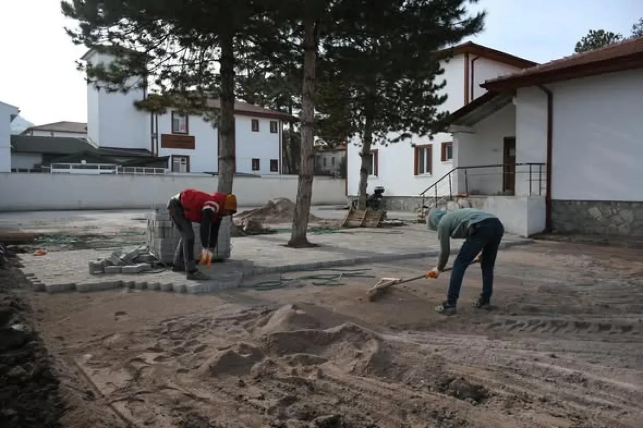 Kalecik'te Kütüphane Çevresi Kilit Parke Taşı ile Yenileniyor Kalecik'te Kütüphane Çevresi Kilit Parke Taşı ile Yenileniyor
