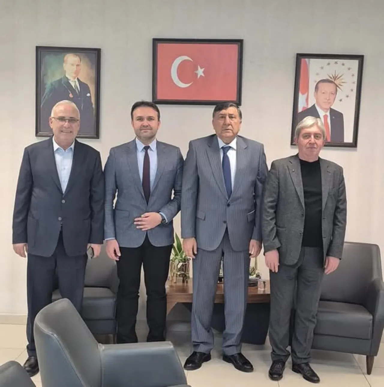 Balıkesir Ticaret Borsası Yönetimi, Kamu Hastaneleri Hizmetleri Başkanı'nı Ziyaret Etti Balıkesir Ticaret Borsası Yönetimi, Kamu Hastaneleri Hizmetleri Başkanı'nı Ziyaret Etti