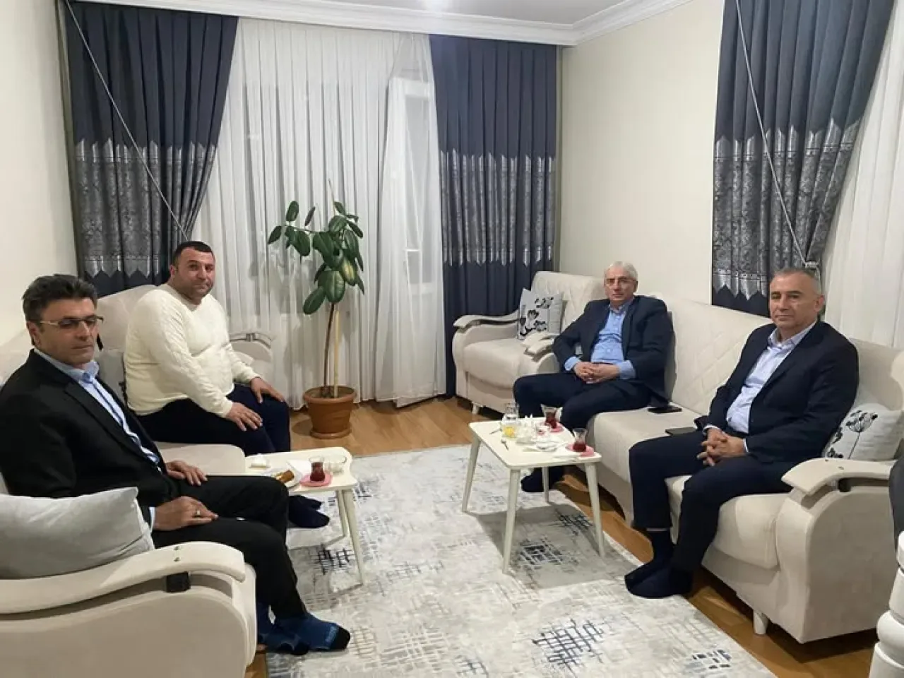 MHP Lideri Bahçeli'nin Talimatıyla Bahçelievler'de Anlamlı Ziyaret MHP Lideri Bahçeli'nin Talimatıyla Bahçelievler'de Anlamlı Ziyaret