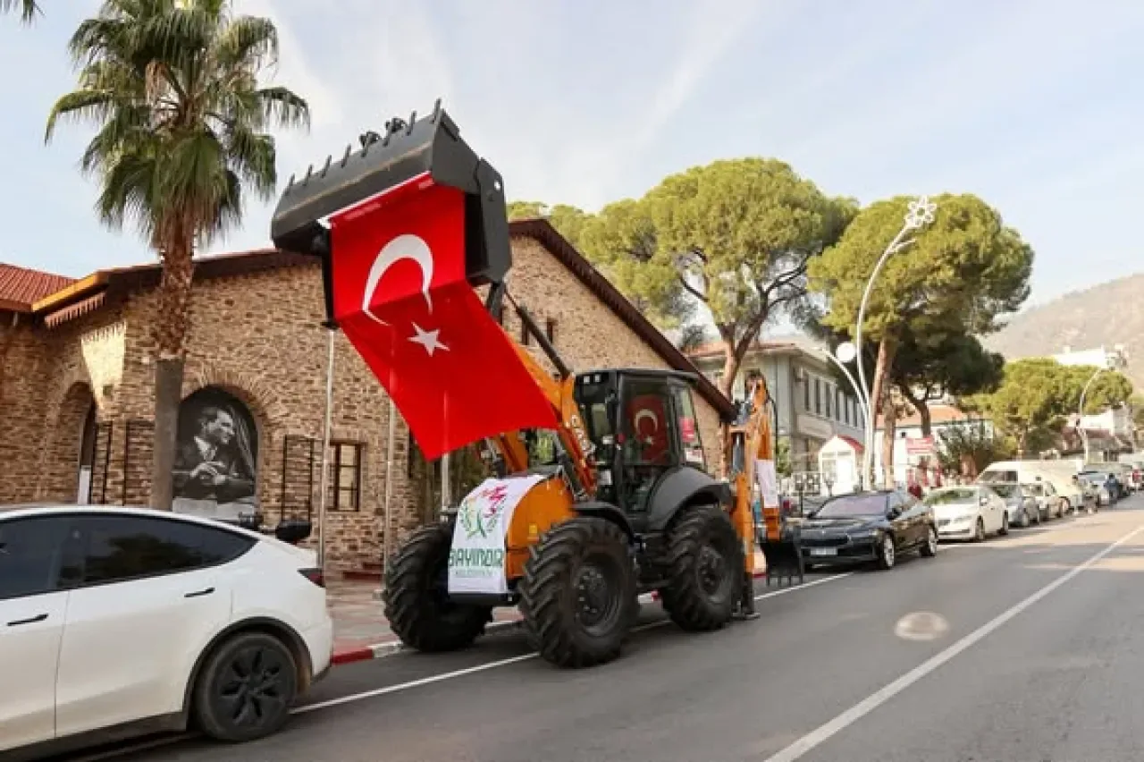 Bayındır Belediyesi'ne Hibe Edilen Yeni Kepçe Hizmete Hazır Bayındır Belediyesi'ne Hibe Edilen Yeni Kepçe Hizmete Hazır