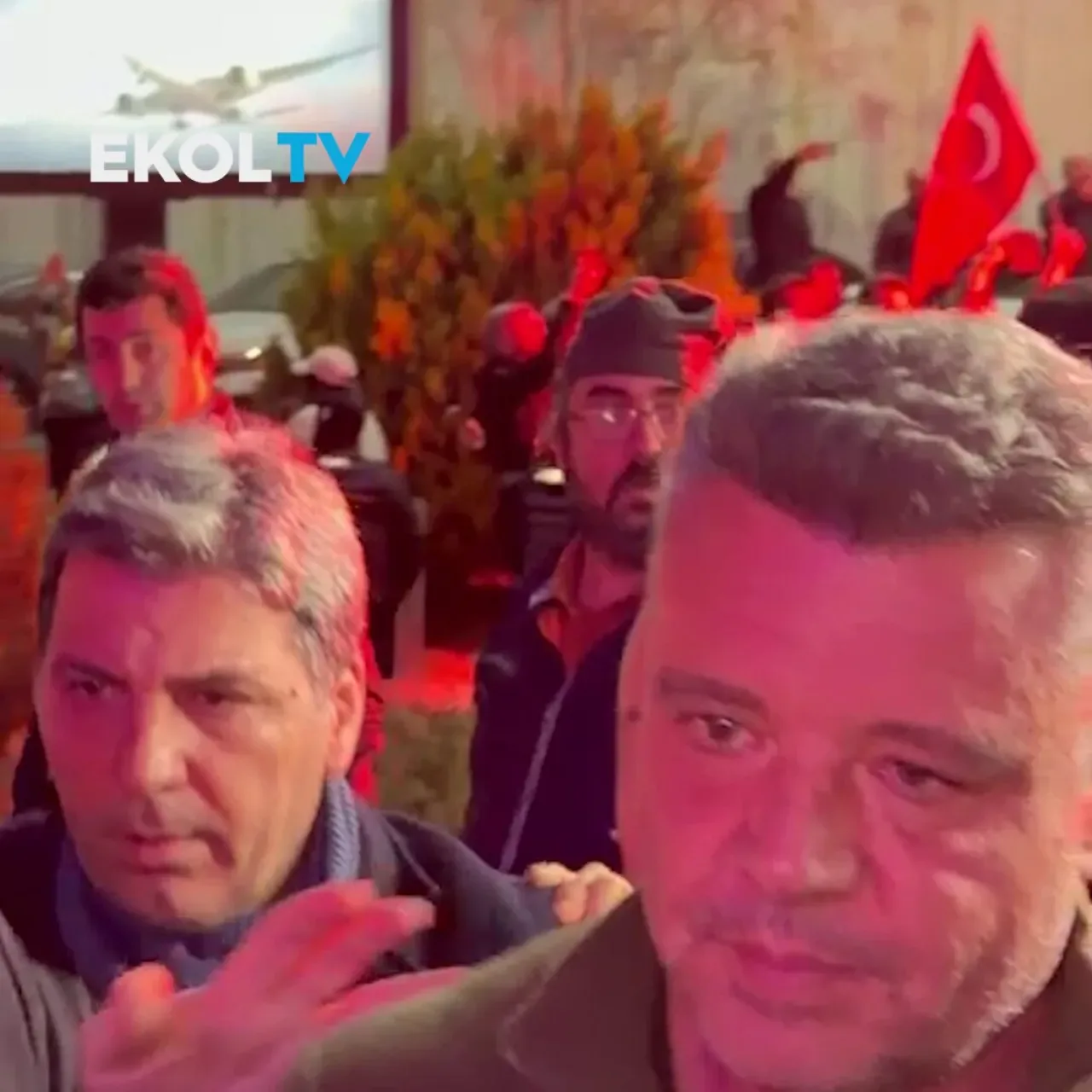 Sadettin Saran, Havalimanında Kalabalık Eşliğinde Görüntülendi Sadettin Saran, Havalimanında Kalabalık Eşliğinde Görüntülendi