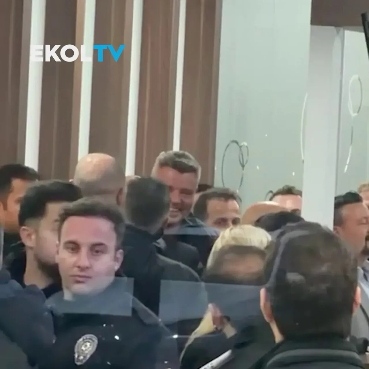Sadettin Saran'dan Taraftarlara Duygusal Teşekkür: "İyi Ki Varsınız" Sadettin Saran'dan Taraftarlara Duygusal Teşekkür: "İyi Ki Varsınız"