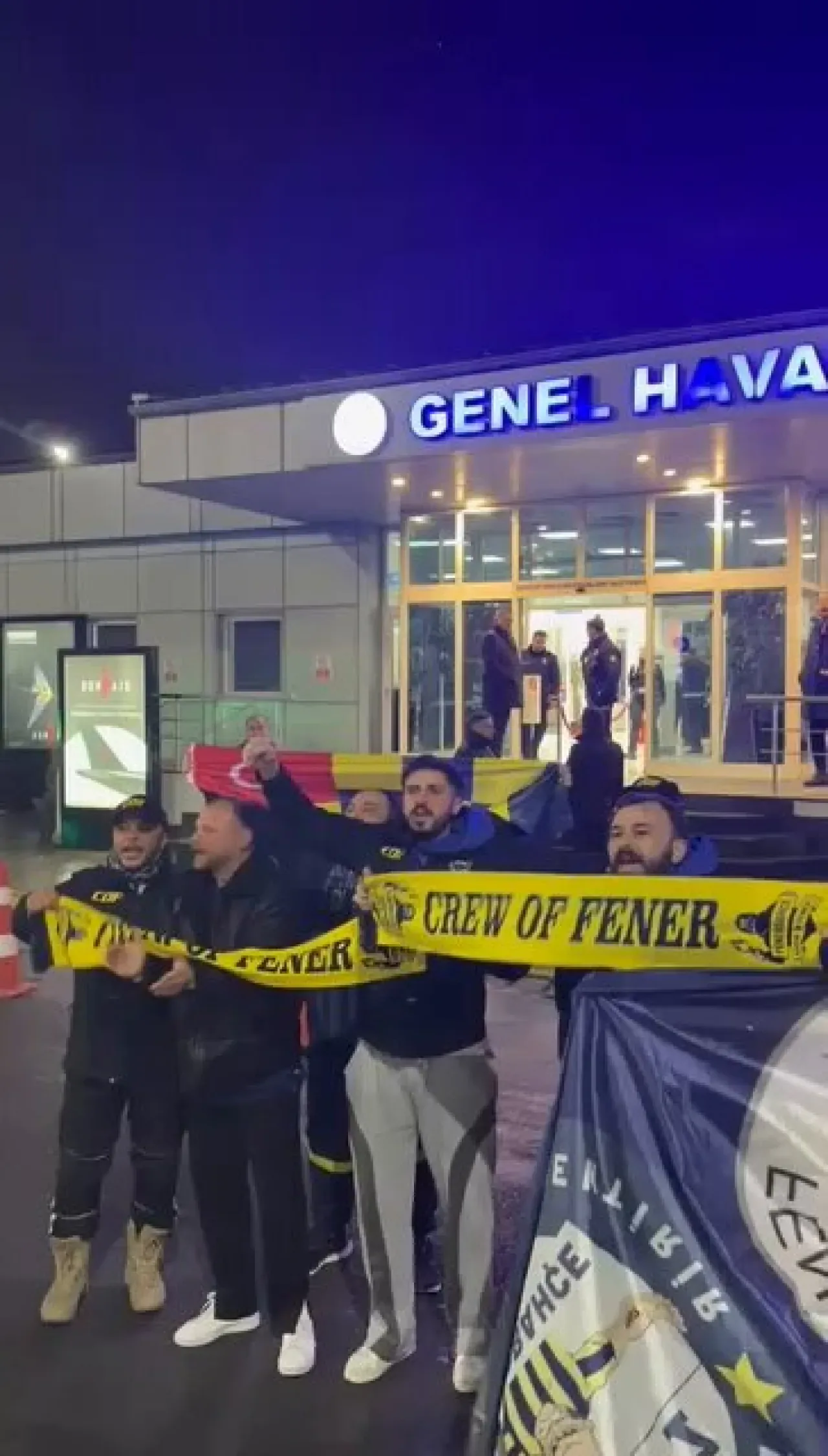 Fenerbahçe Taraftarlarından Sadettin Saran'a Havalimanında Coşkulu Karşılama Fenerbahçe Taraftarlarından Sadettin Saran'a Havalimanında Coşkulu Karşılama