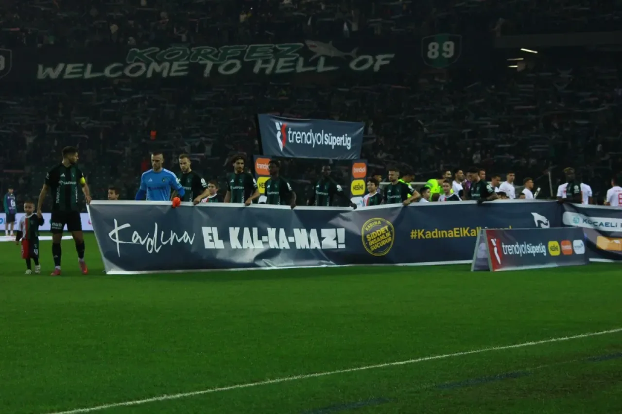 Kocaeli'de Futbolcular ve Taraftarlar Kadına Şiddete Karşı Sahada Buluştu Kocaeli'de Futbolcular ve Taraftarlar Kadına Şiddete Karşı Sahada Buluştu