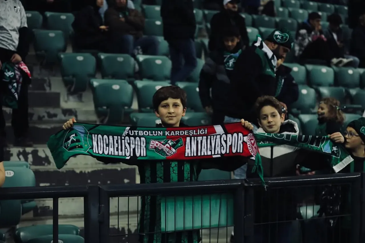 Kocaelispor Taraftarlarından "Bu Kardeşlik Bitmez" Mesajı Kocaelispor Taraftarlarından "Bu Kardeşlik Bitmez" Mesajı