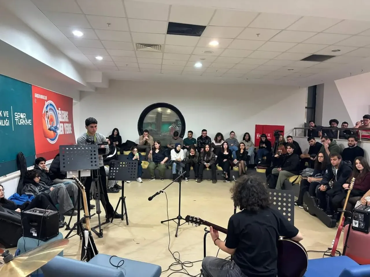 Kocaeli Üniversitesi'nde Genç Ofis ve Müzik Kulübü İş Birliğiyle Müzik Programı Düzenlendi Kocaeli Üniversitesi'nde Genç Ofis ve Müzik Kulübü İş Birliğiyle Müzik Programı Düzenlendi