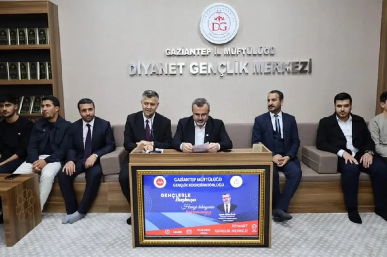 Gaziantep'te Gençlere Yönelik "Hangi Hikayenin Kahramanıyız" Temalı Söyleşi Düzenlendi Gaziantep'te Gençlere Yönelik "Hangi Hikayenin Kahramanıyız" Temalı Söyleşi Düzenlendi