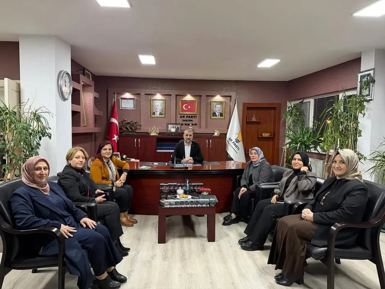 AK Parti Kartepe Kadın Kolları'na Üst Düzey Ziyaret AK Parti Kartepe Kadın Kolları'na Üst Düzey Ziyaret