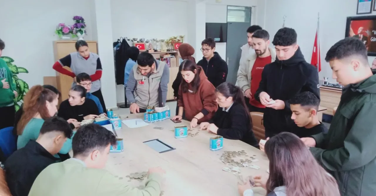 Çayırova'da Öğrenciler, Gazze'li Yetim Kardeşlerine Sahip Çıktı Çayırova'da Öğrenciler, Gazze'li Yetim Kardeşlerine Sahip Çıktı